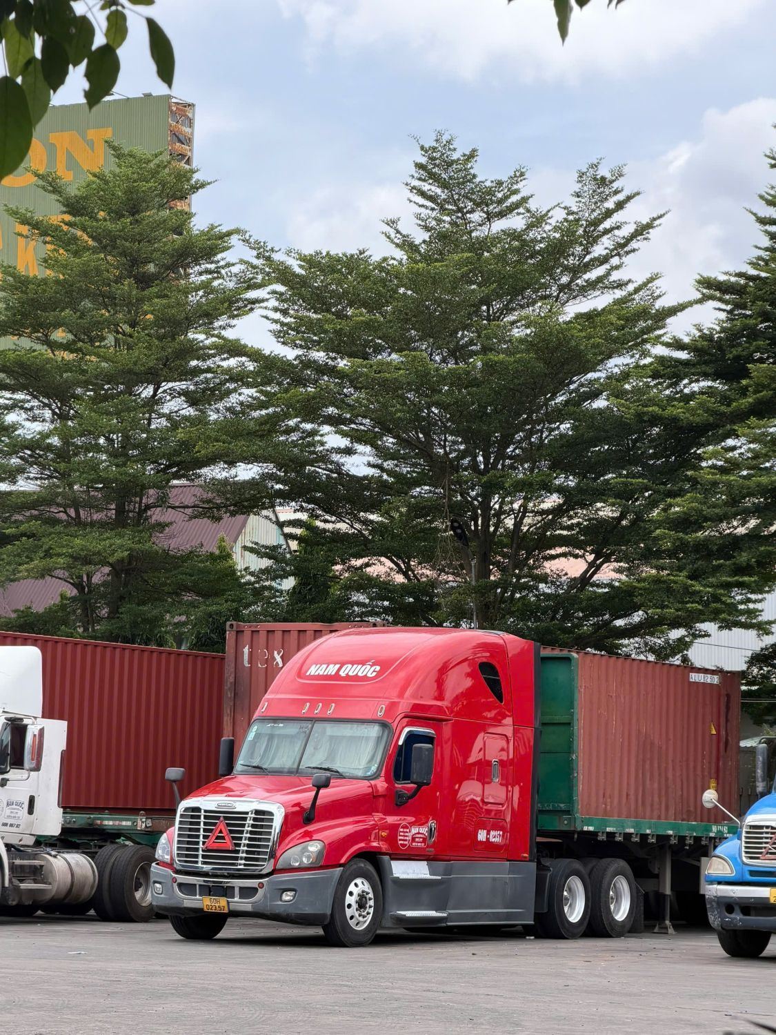 Đầu kéo Freightliner Cascadia đỏ mang logo Nam Quốc