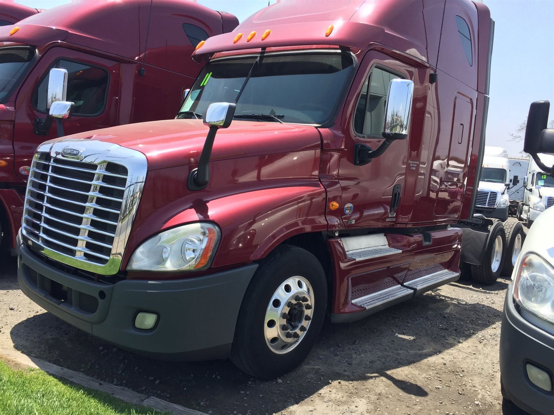 Đầu kéo Freightliner màu đỏ