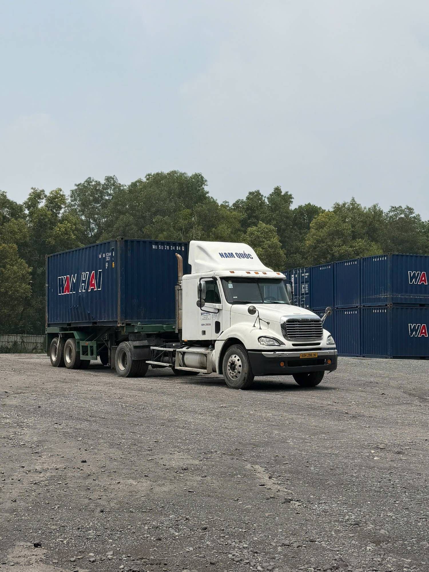 Đầu kéo Freightliner trắng kéo container Wan Hai