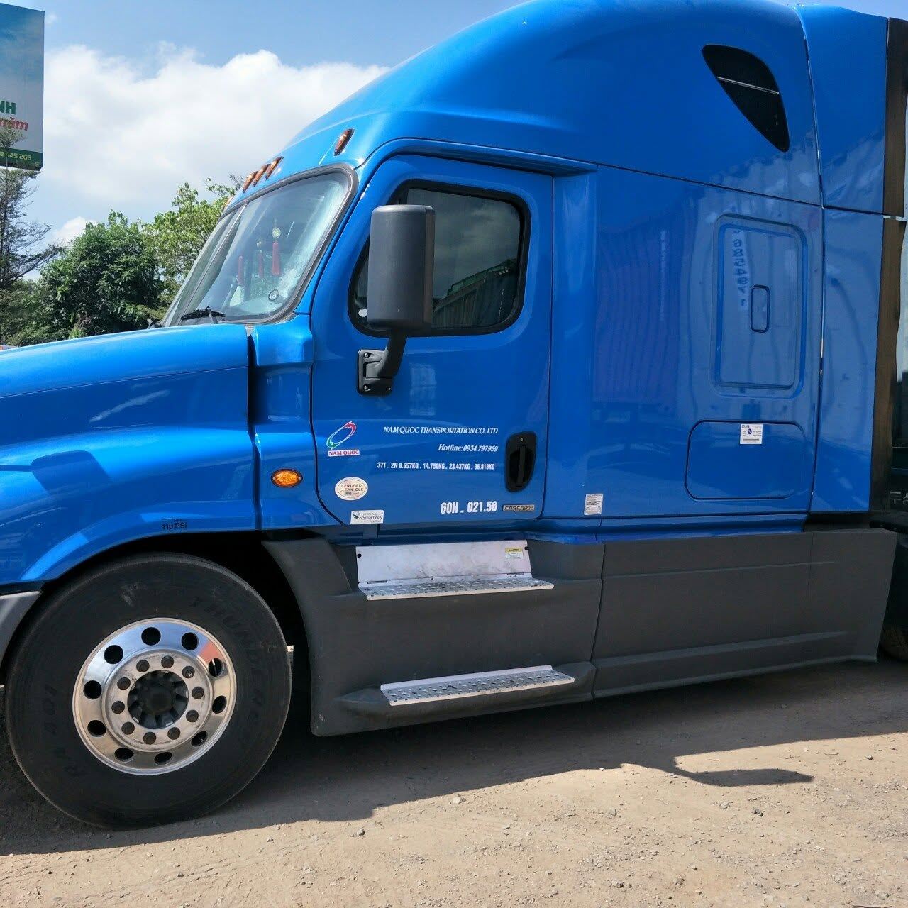 Đầu kéo Freightliner màu xanh