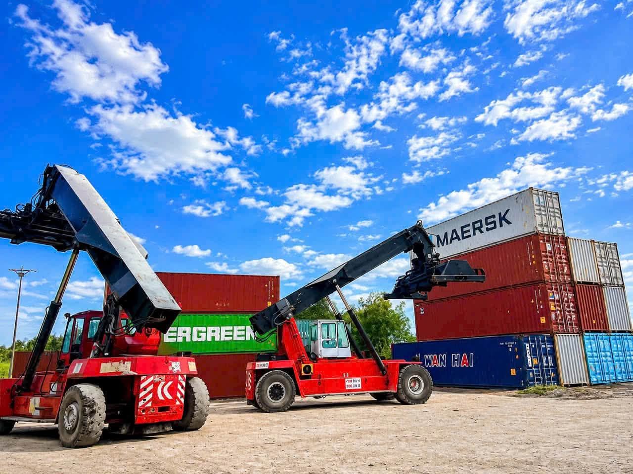 Xe nâng container tại bãi Nam Quốc