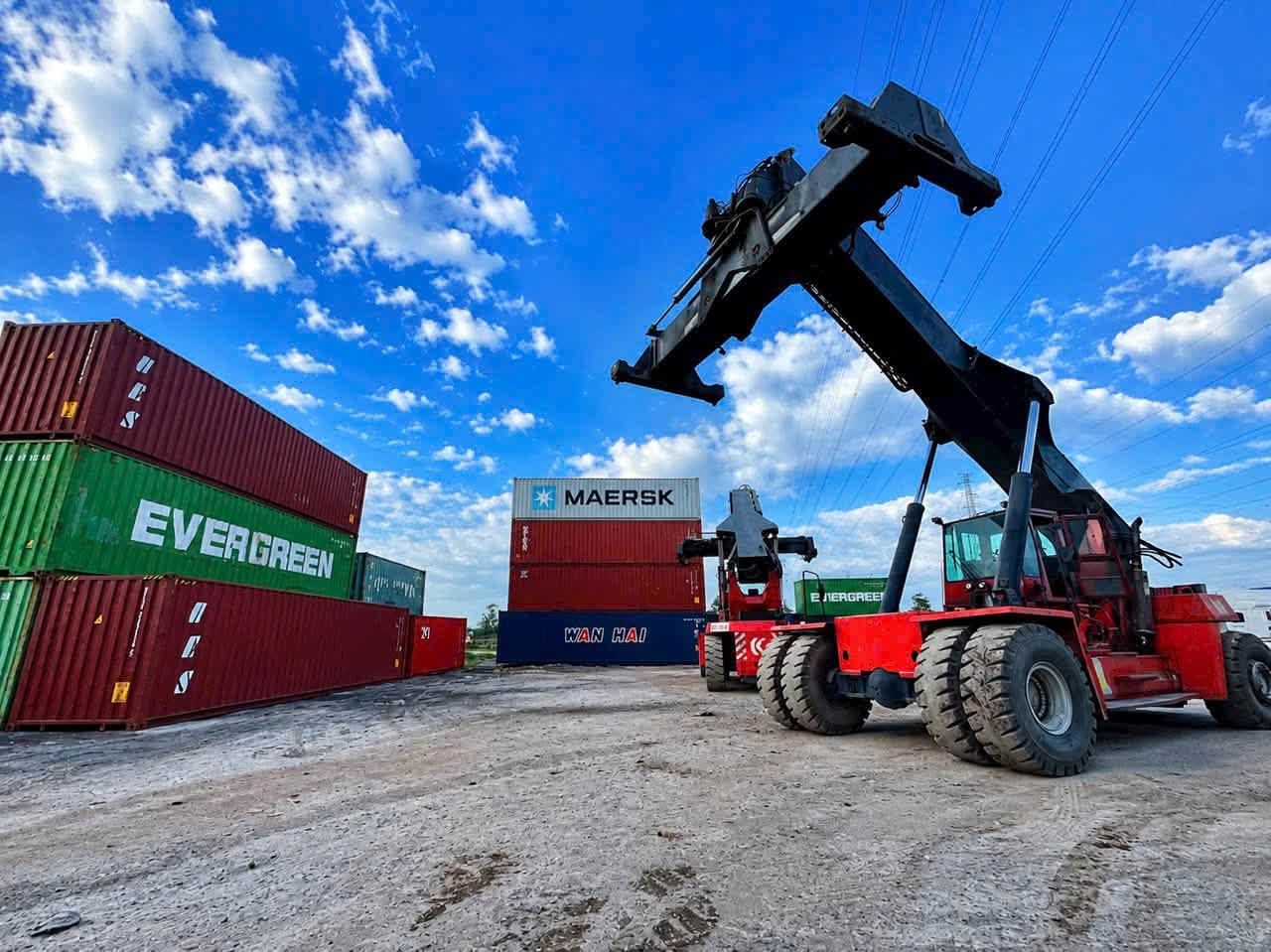 Xe nâng container dưới trời xanh