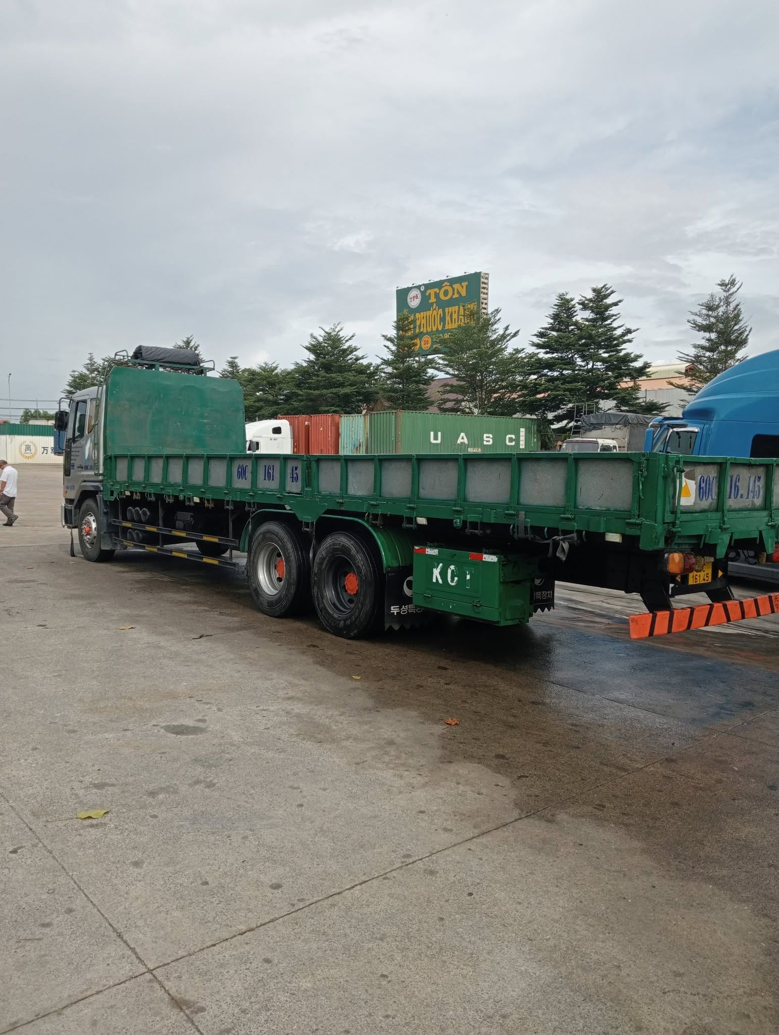 Sơ mi rơ moóc sàn chở hàng